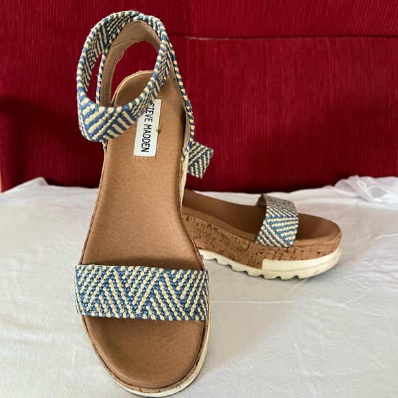 Platform sandals - Picture 2 of 4